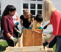 Neue Pflanzkästen für den Schulgarten